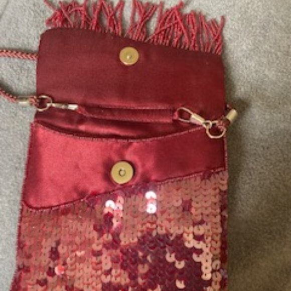 Should strap bag with shoulder strap and belt loop on leather back. - Picture 3 of 5